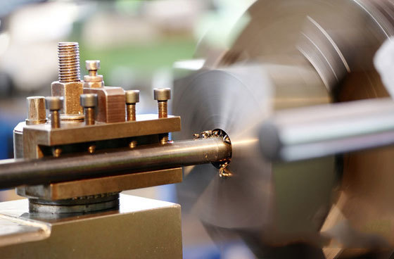 端面钻中心孔机床在打孔时出现偏斜，可以采取以下几种方法进行处理